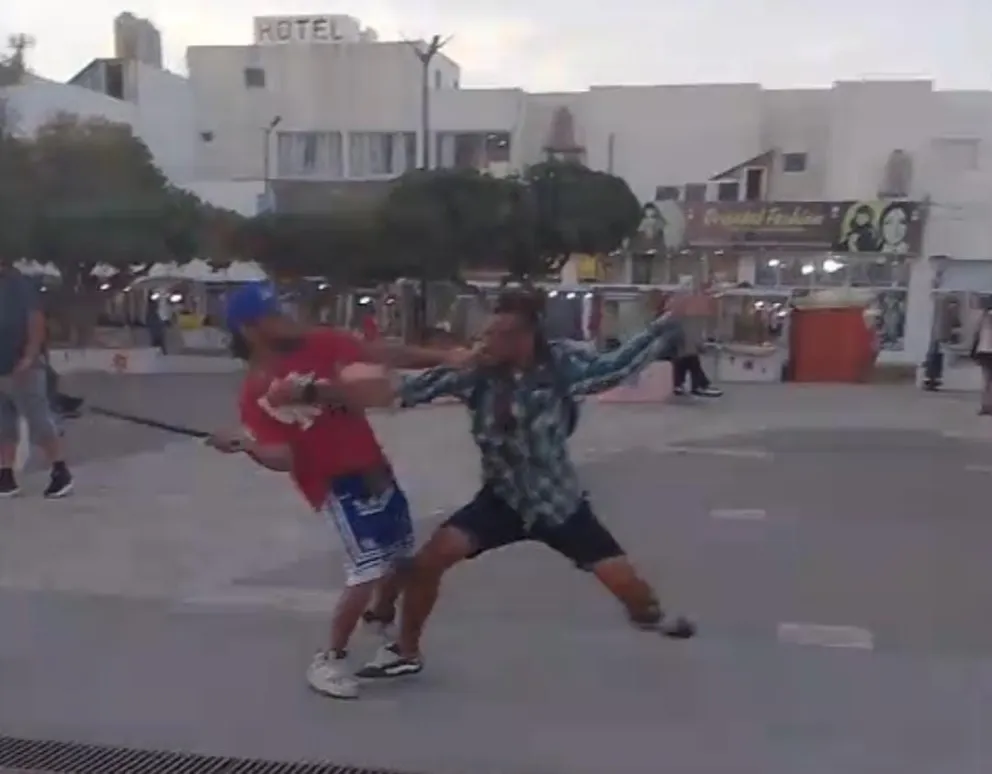 Riña en plena peatonal de Las Grutas alertó a todos los presentes. 