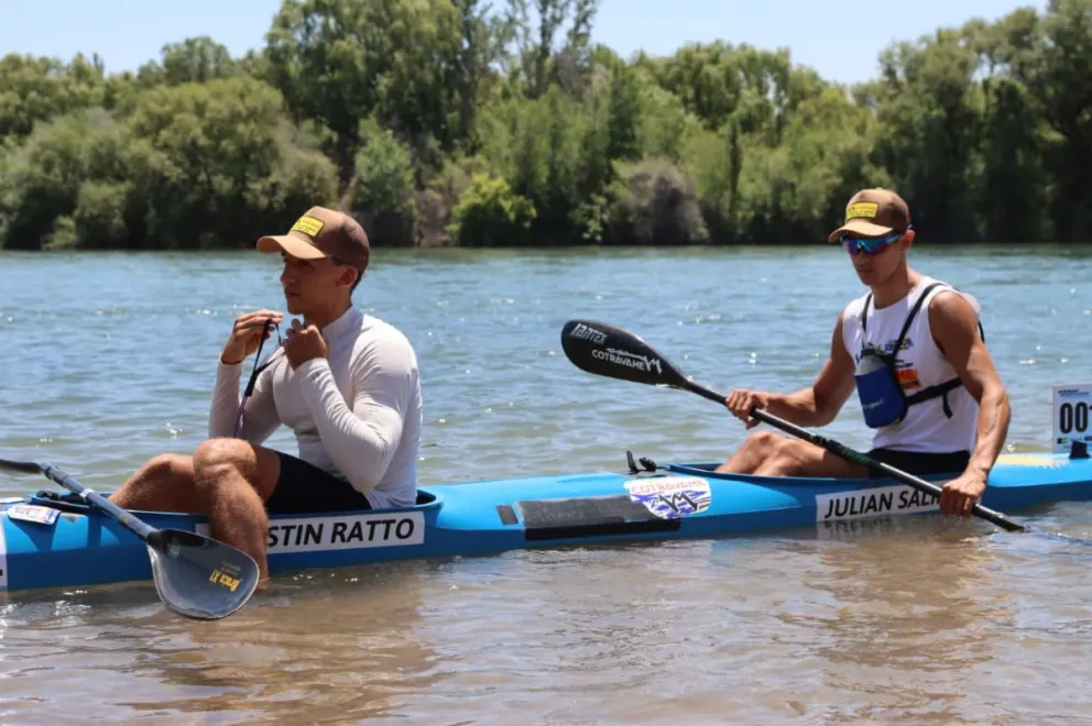 Julián Salinas y Agustín Ratto, protagonistas de la pelea por la general, momentos antes de la largada de la etapa larga desde Paso Córdoba, en una jornada clave para el desarrollo de la Regata del Río Negro. Foto: Tania Domenicucci-ANR
