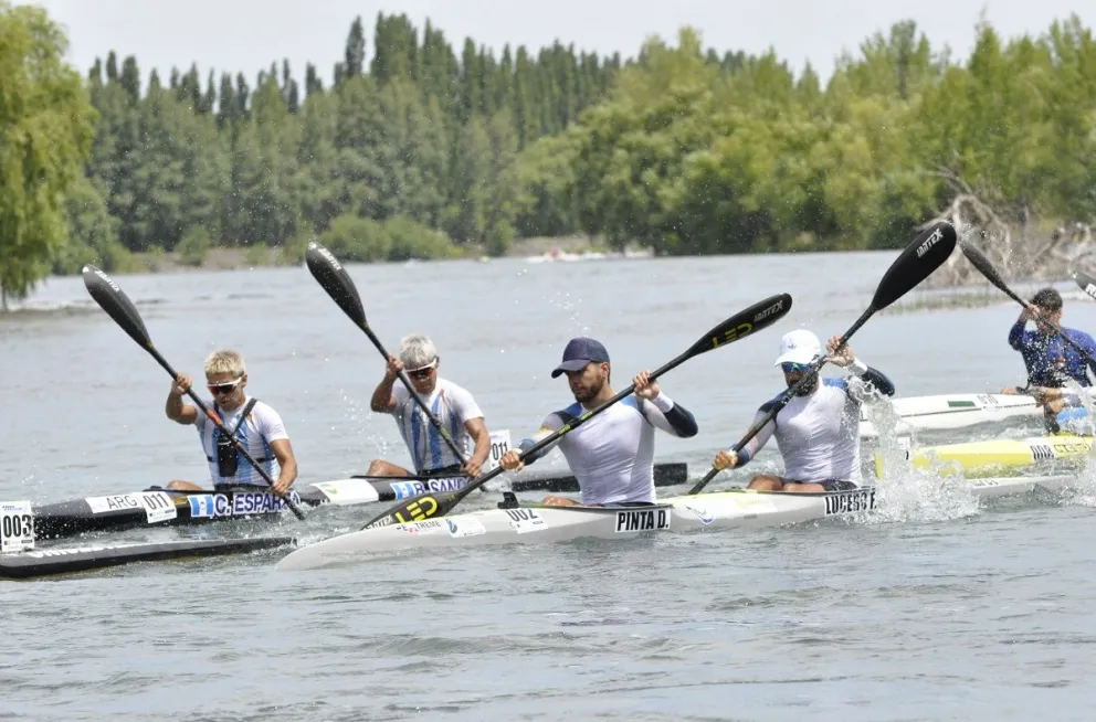 Antes del descanso, la Regata del Río Negro está al rojo vivo.