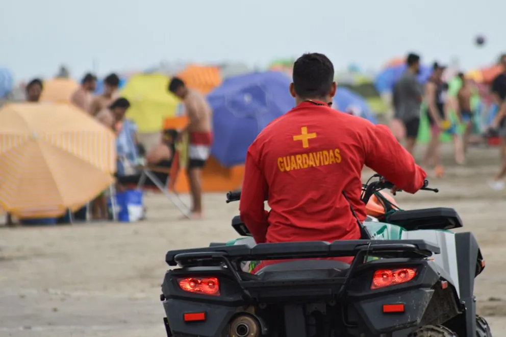 Están abiertas las inscripciones para el curso de guardavidas, una capacitación de cinco meses que busca incorporar nuevos profesionales al servicio de seguridad en playas y balnearios. Archivo.