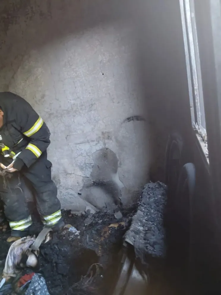 El incendio tuvo lugar en una habitación pero el hollín quedó en casi toda la propiedad. 