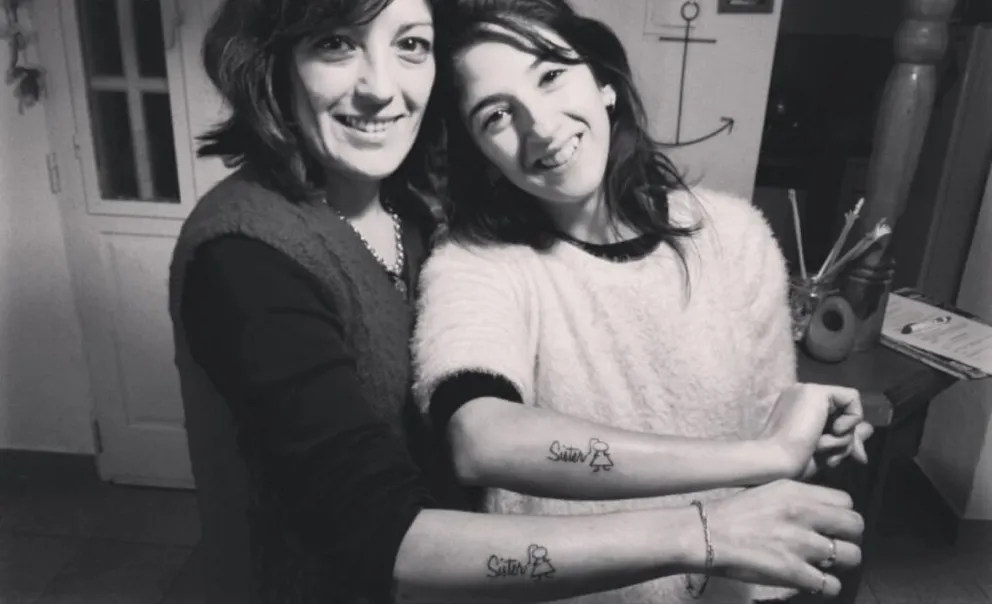 Natalia (a la izquierda de la foto), junto a su hermana. Foto: Facebook