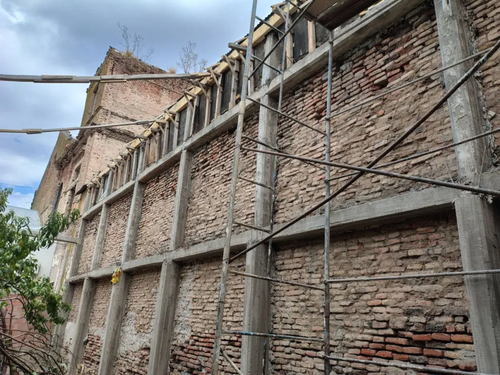 Obra de recuperación edilicia que cuenta con la participación de jóvenes de los Hogares de Cristo.