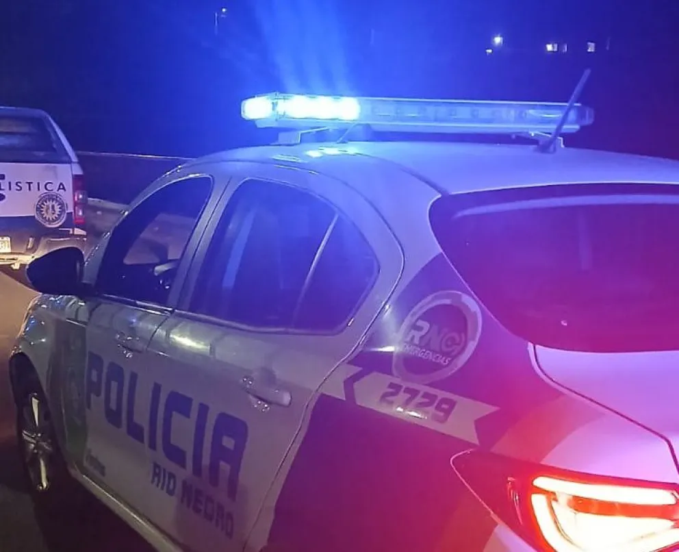 El procedimiento del móvil de la comisaria 1 en pleno carril del puente Villarino. Foto gentileza.