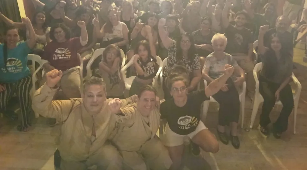 El grupo y la oferta cultural de primera línea. Foto Carlos Aguilar.