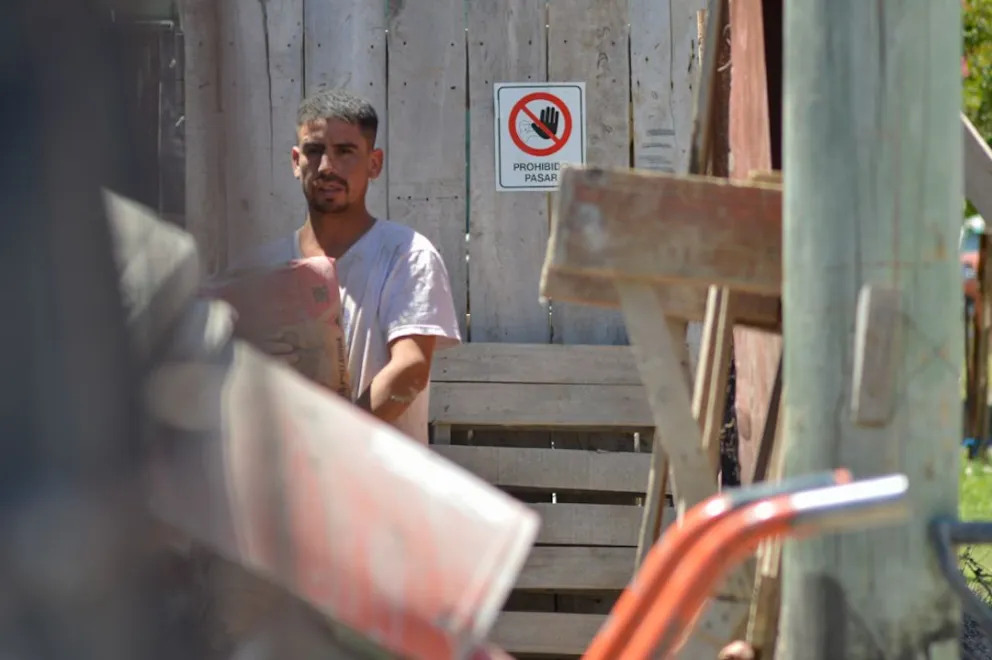 Los albañiles son quienes más padecen trabajar al rayo del sol. Foto: Emanuel Mirenghi
