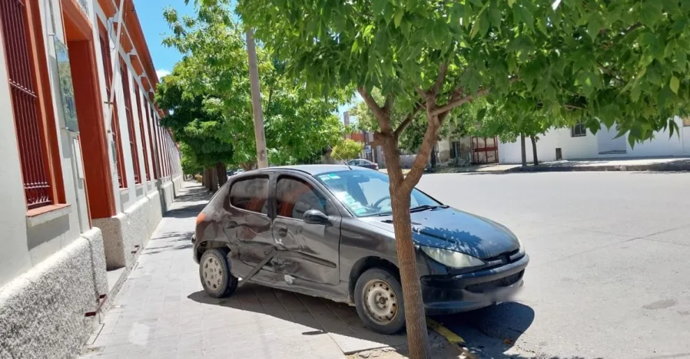 El impacto derivó en que uno de los vehículos terminara sobre la acera.