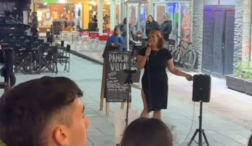 Momentos de tensión con la artista callejera Dina Indarte, en la peatonal de Las Grutas. 