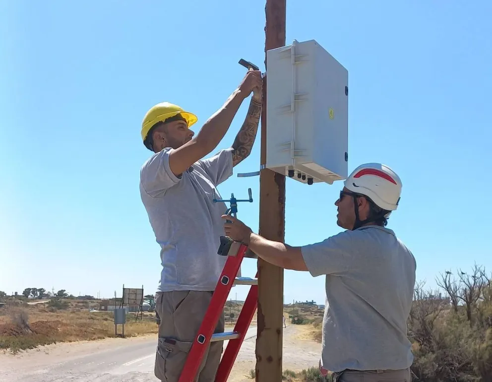 Personal de Altec en plena faena. Foto Néstor Martínez.
