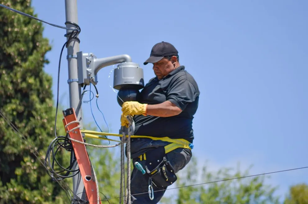 El equipo técnico instalando las últimas cámaras para el monitoreo en vivo. Foto: Emanuel Mirenghi 
