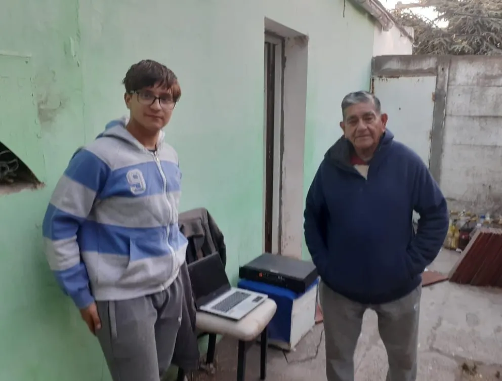 El pionero Arzan (derecha) y su nieto Leonel, antes de la prohibición. Foto NoticiasNet.