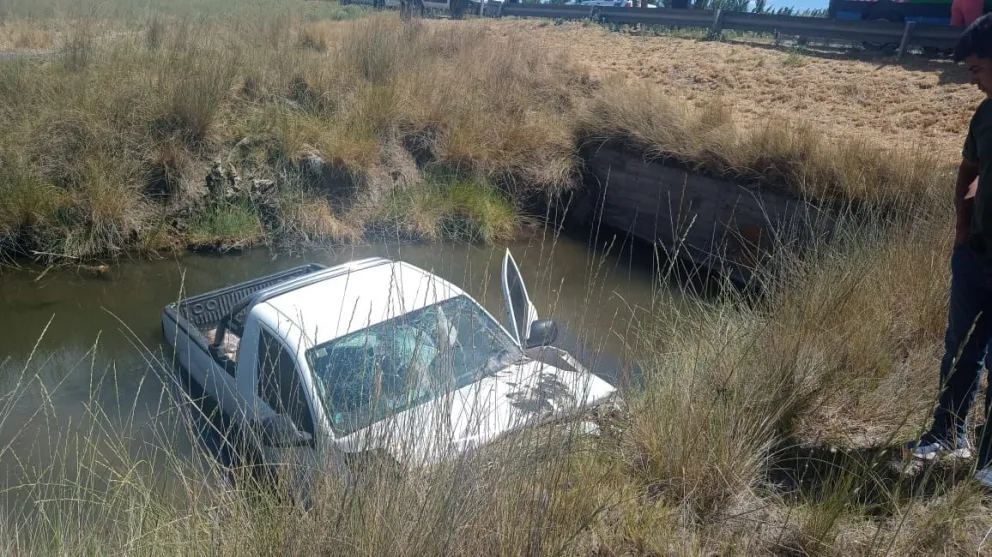 Investigan si hubo fallas mecánicas o factores externos que provocaron la caída del vehículo al cauce de agua.