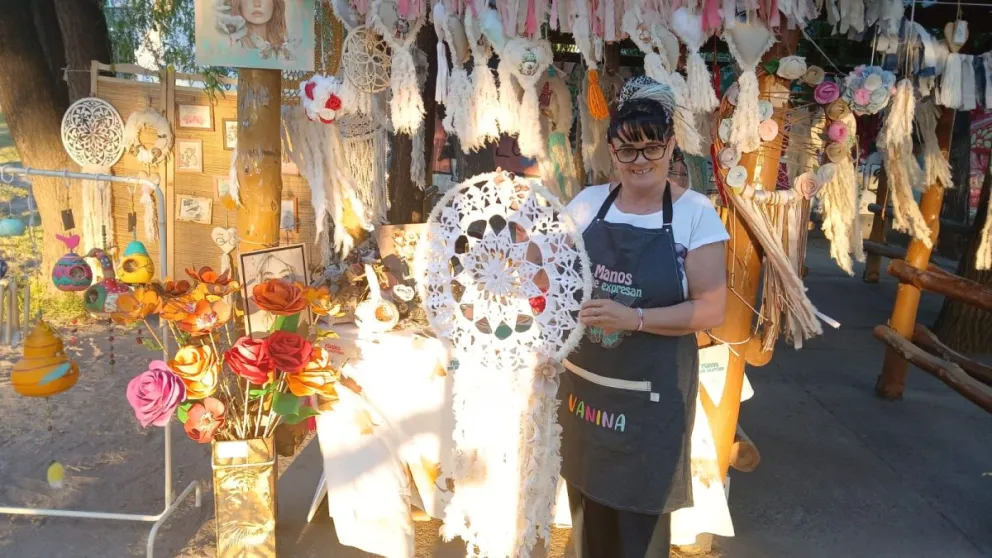 Vanina Soto y una incansable labor como artesana en Patagones. 