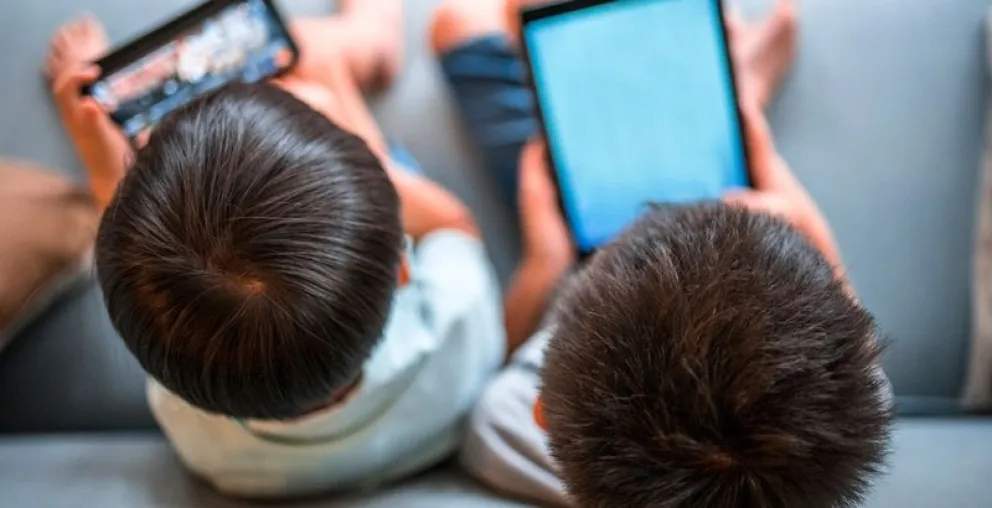 El aumento del tiempo libre en verano suele derivar en un mayor uso de dispositivos.