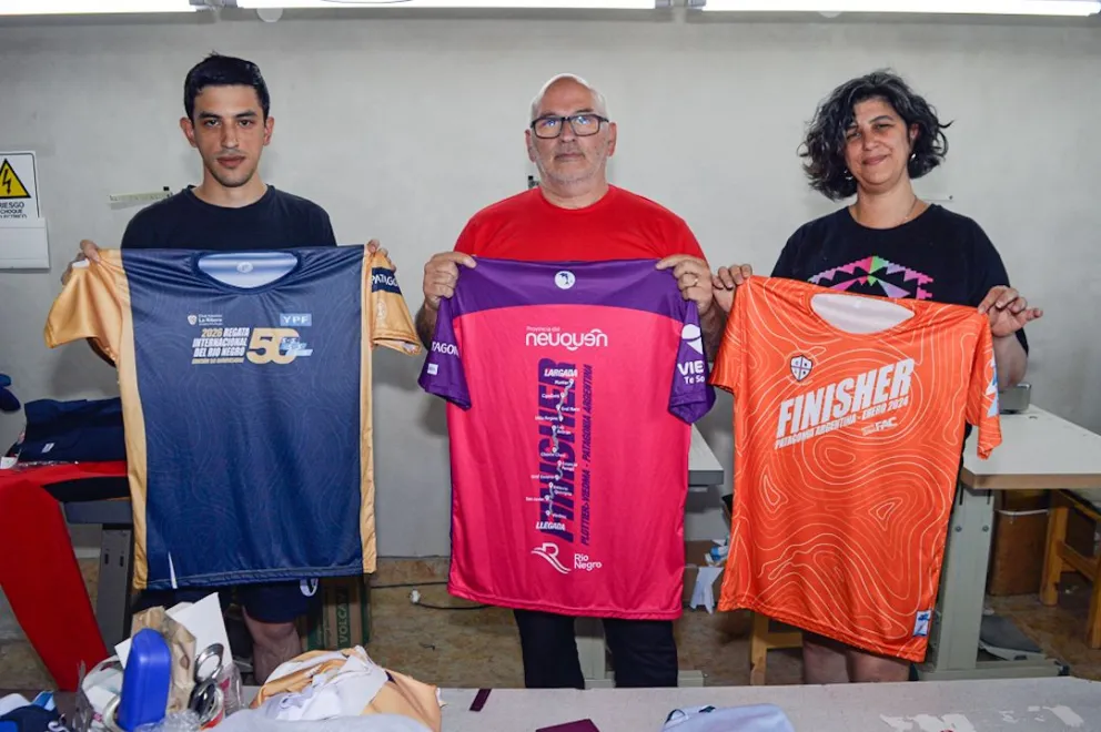 Brian, Jorge y Ana Beker pueden pasar horas en su taller, pero siempre cumplen. Fotos Emanuel Mirenghi. 