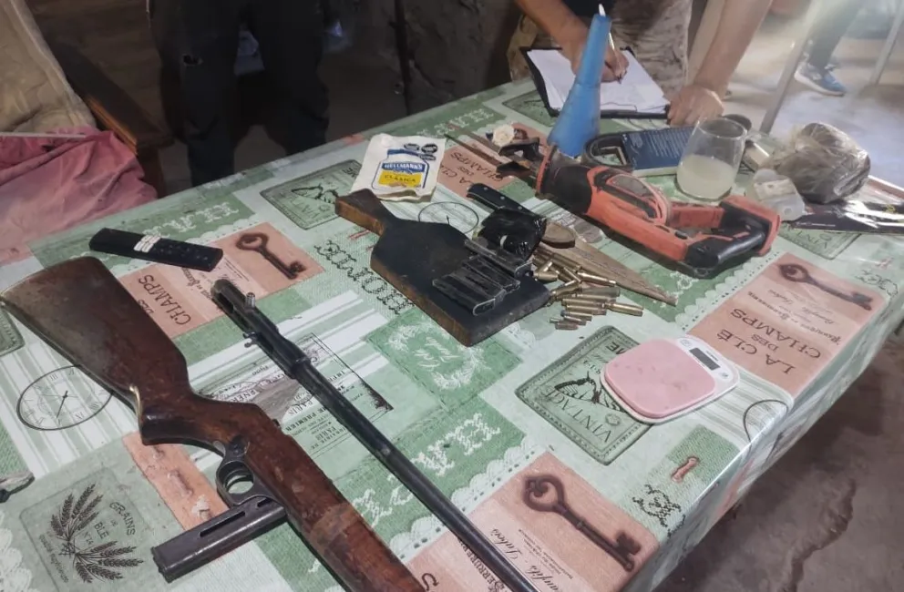 Se necesitó una mesa voluminosa para tomar nota del secuestro. Fotos gentileza.