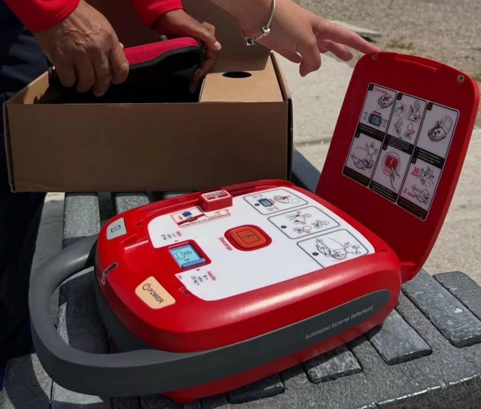 Los guardavidas cuentan con desfibriladores automáticos externos 