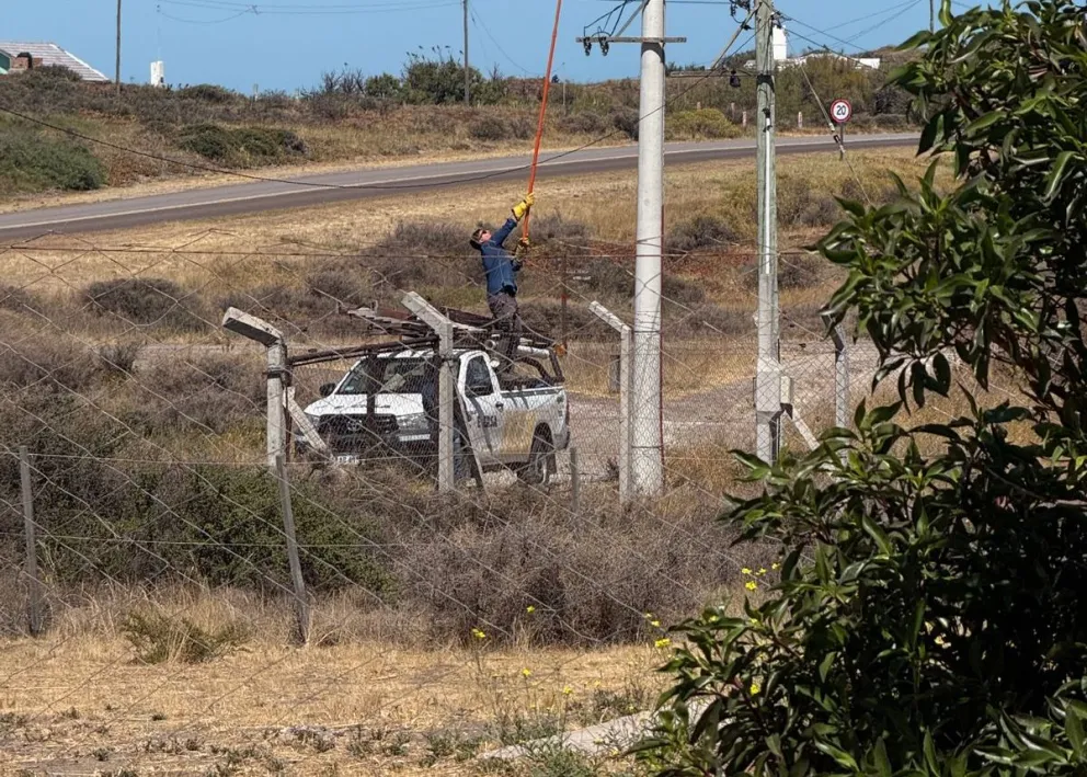 Operarios en pleno arreglo esta mañana. Foto gentileza.