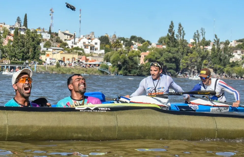 Los Balboa (izquierda) al arribo a la meta, saludan a sus seguidores. Fotos Vanesa Schwemmler para NoticiasNet.