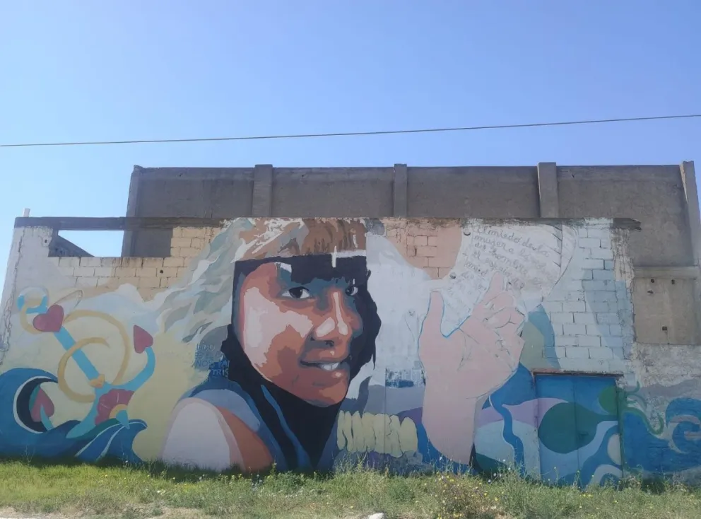 Mural de Karen Álvarez en inmediaciones de la terminal de ómnibus de Viedma. Foto Vanesa Schwemmler para NoticiasNet (archivo). 