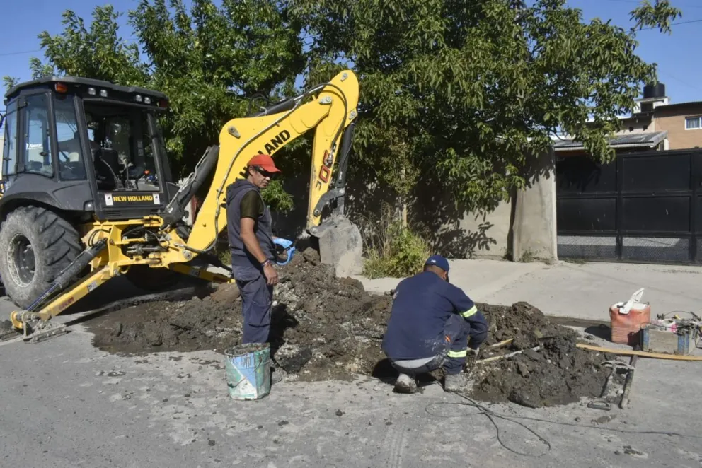 Trabajos de Aguas Rionegrinas en el barrio Santa Clara de Viedma. Fotos Vanesa Schwemmler. 