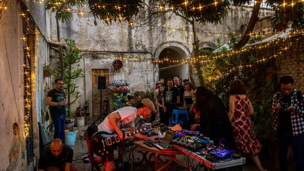 Una propuesta internacional centrada en la creación musical en tiempo real y el trabajo comunitario.