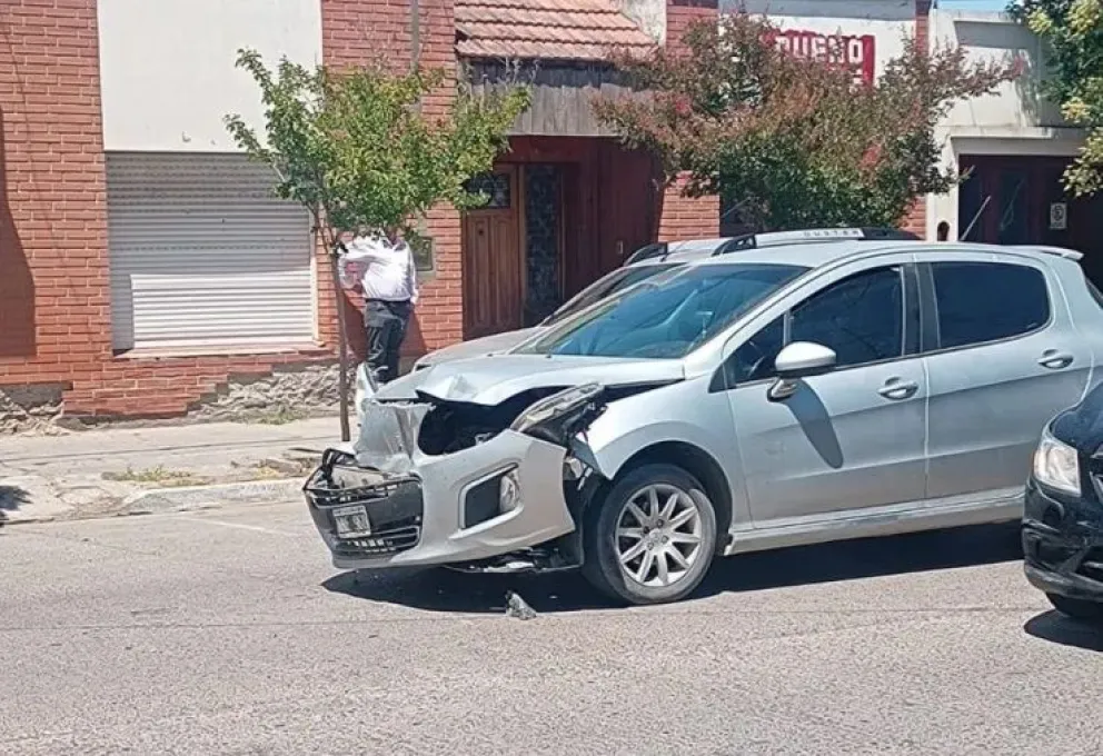 Un automóvil impactó desde atrás a una camioneta de repartos.