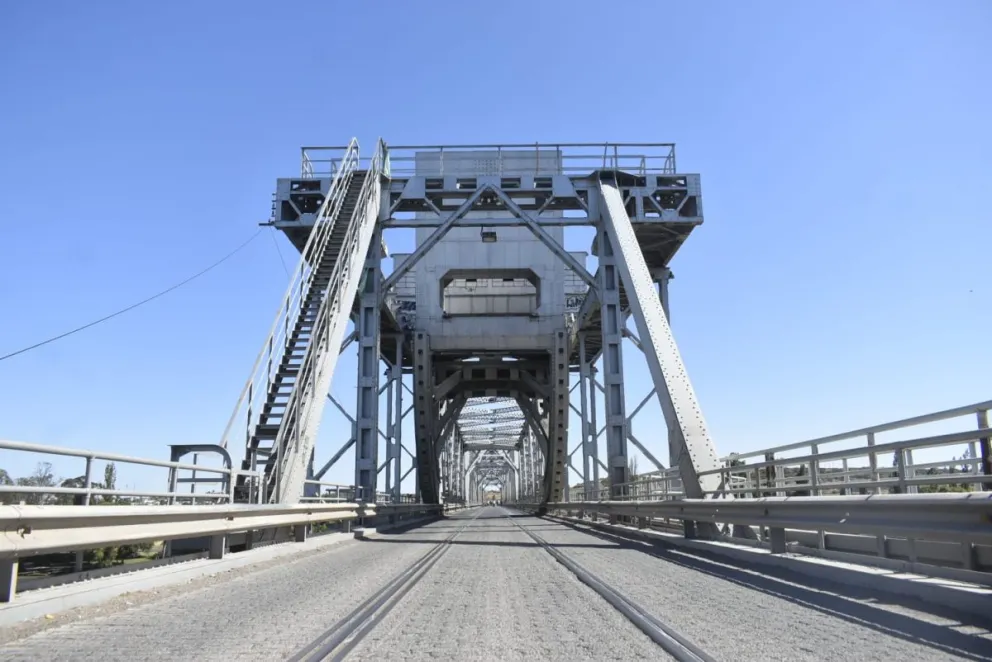 Siguen los trabajos en el Puente Viejo. Fotos: Vanesa Schwemmler