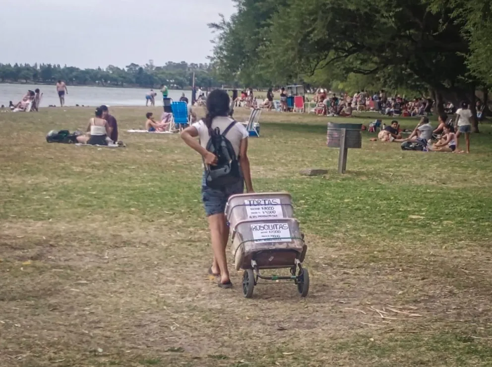 Muchas personas permanecieron en la costa pese al descenso brusco de la temperatura.  Fotos Vanesa Schwemmler.