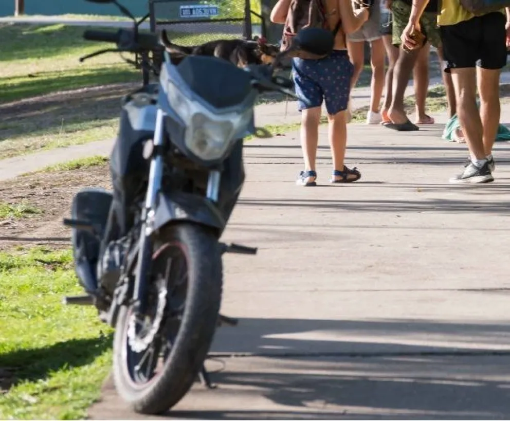 Conflicto por quines se mueven en moto en la costanera. Foto: archivo 