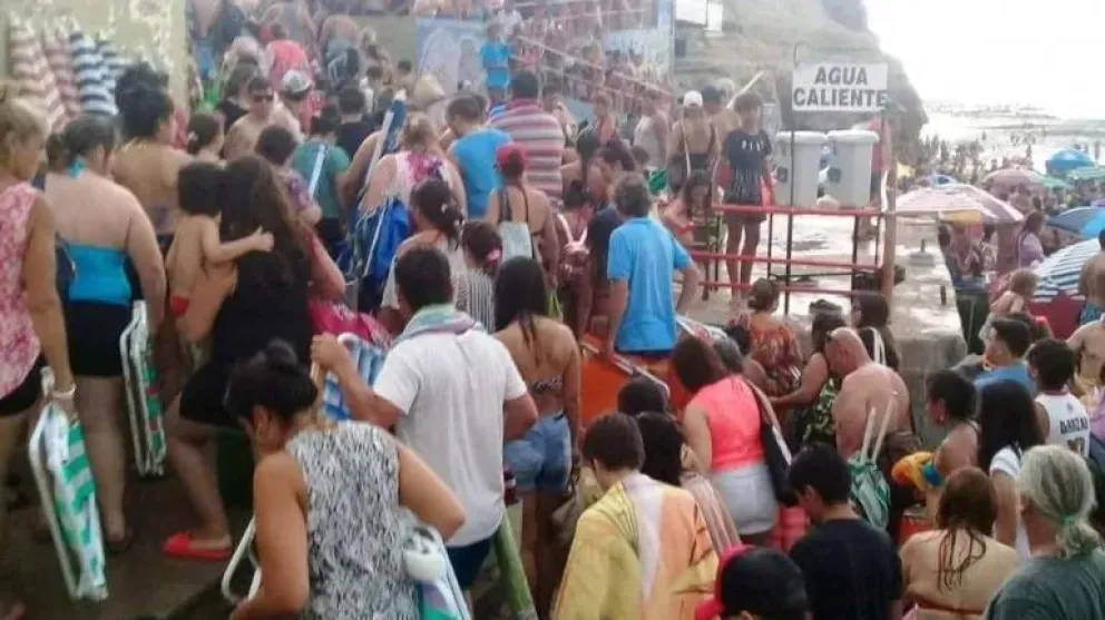 Bañistas huyen despavoridos de la tormenta de ayer en la playa de Las Grutas. 