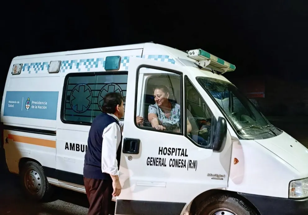 El chofer Gómez junto a la ambulancia de Conesa. Foto gentileza.