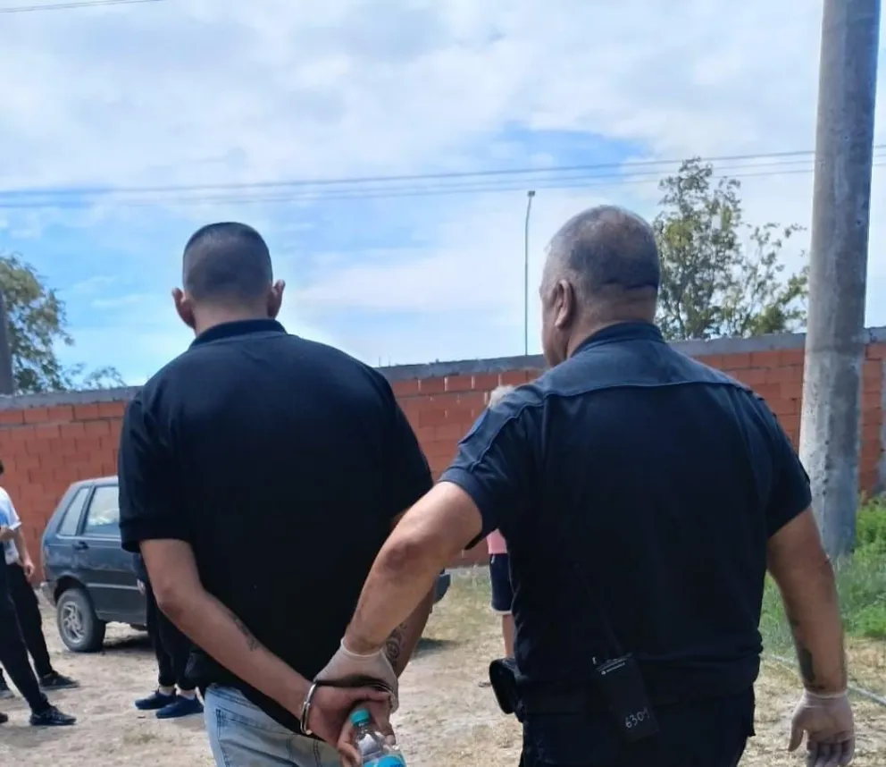 El sospechoso es conducido a un patrullero en el marco de su detención. Foto gentileza.