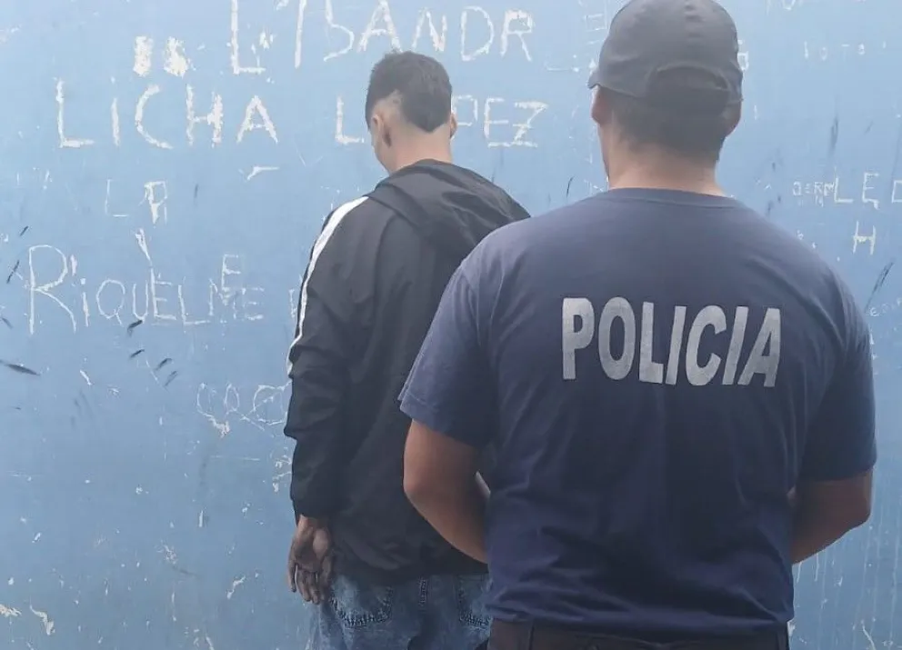 Uno de los agresores fue detenido por efectivos de la unidad céntrica. Foto gentileza. 