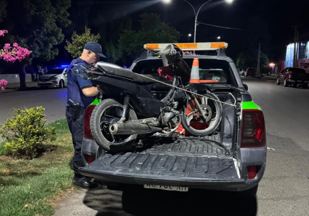 Uniformados en plena faena de llevar las motos al corralón municipal. Foto gentileza.