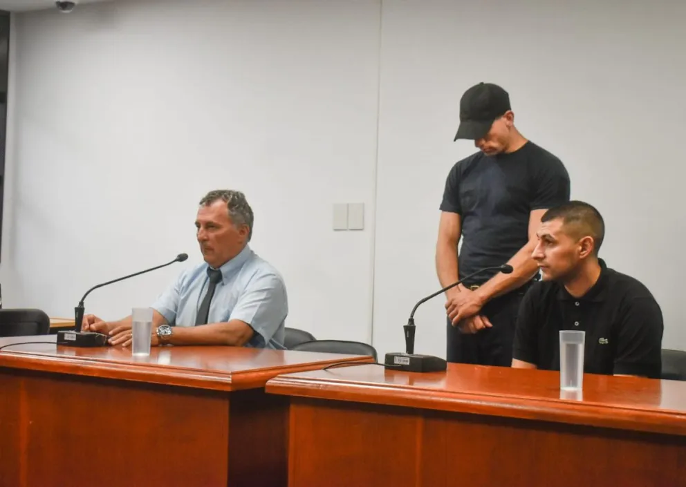 El imputado, Ezequiel Hoffman, con su abogado Armando Salazar. Foto NoticiasNet.