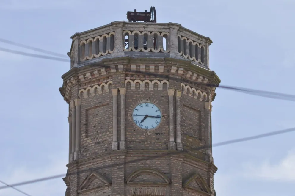 Cuando quedó clavado días atrás. También se restableció el funcionamiento de las campanas. Foto Emanuel Mirenghi.