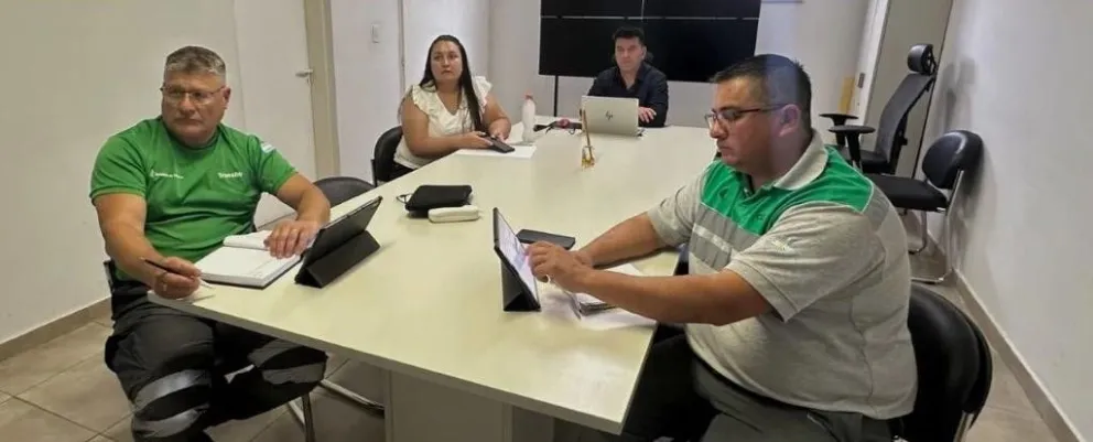 Las autoridades en plena capacitación. 