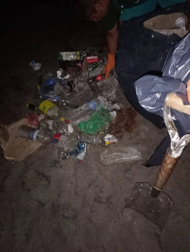 Parte de la mugre diaria que se encuentran en los tachos rebalsados. Fotos: gentileza 