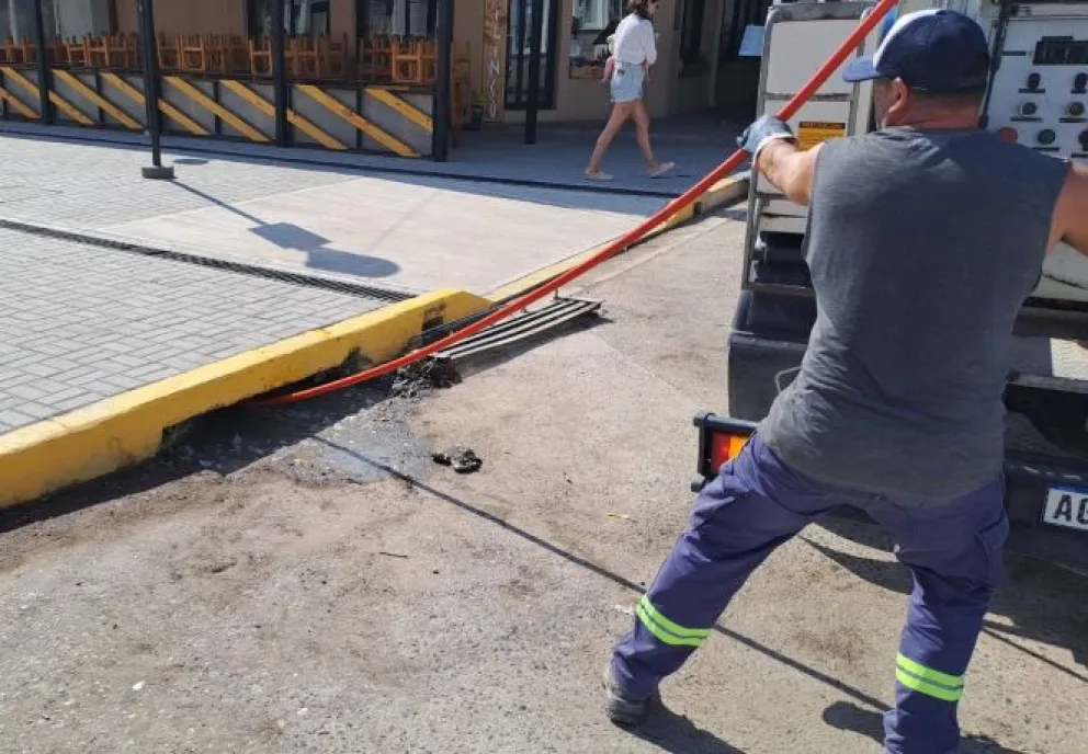 Aguas Rionegrinas colabora con el Municipio local en tareas de limpieza de desagües pluviales en Las Grutas.