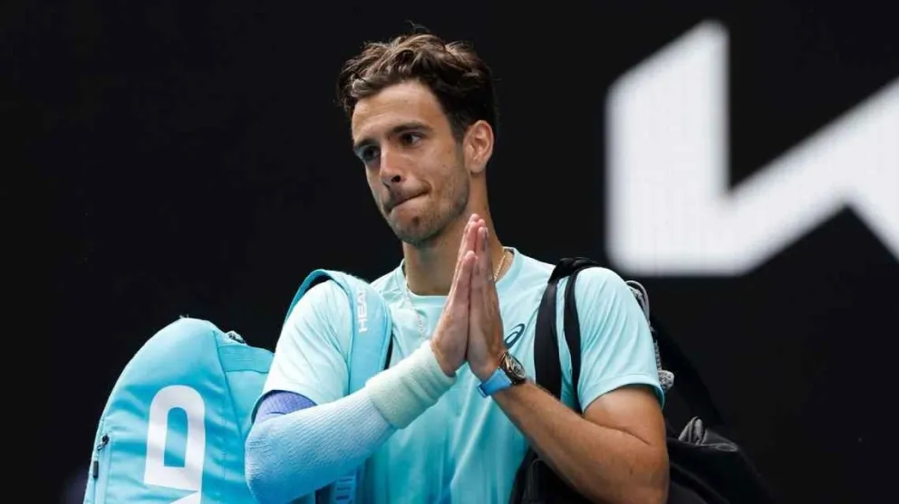 Lorenzo Musetti despidiéndose del AO 2026