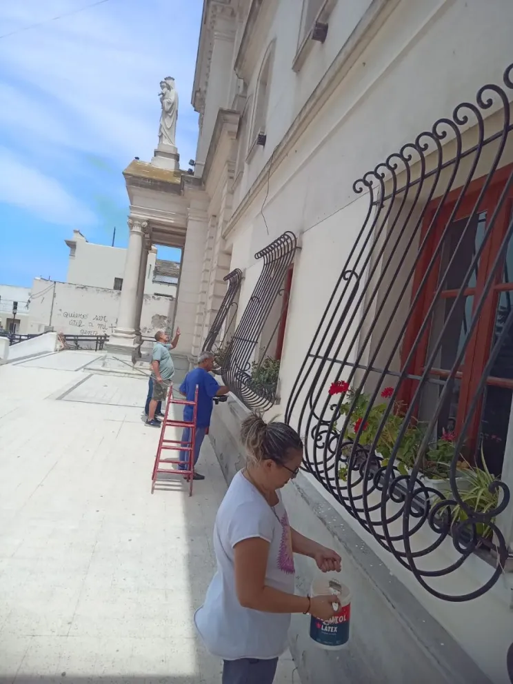 15 colaboradores se acercaron a lavar y luego pintar uno de los sitios más identitarios de Patagones. Foto: Vanesa Schwemmler