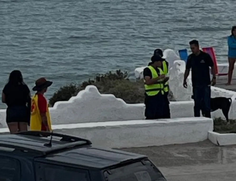 Revuelo en la playa de Los Acantilados con la intervención policial. Foto gentileza Informativo Hoy.