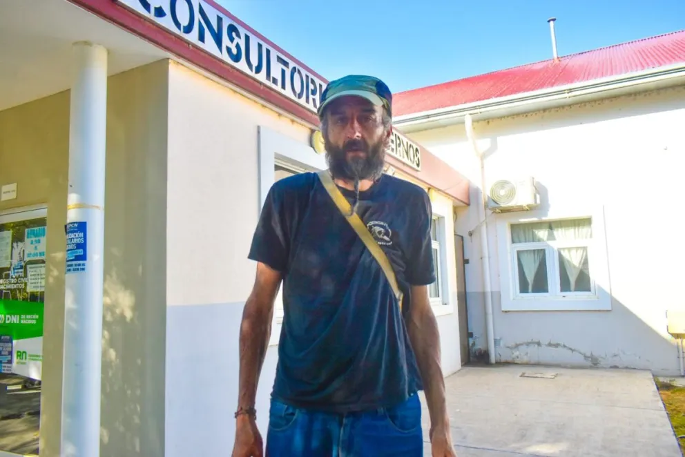 Caio duerme en el Hospital Zatti y vende bolsas de residuo en la esquina del nosocomio. Fotos: Vanesa Shwemmler