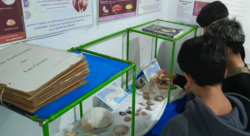 Jóvenes enriqueciéndose de la historia grutense