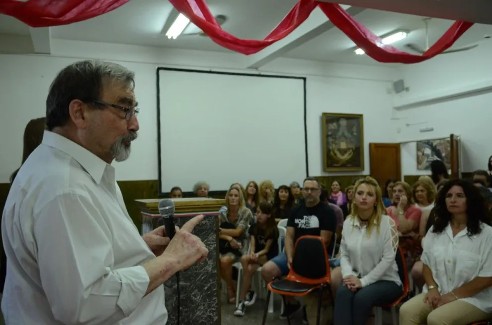 Tronelli, a la izquierda en una disertación. Foto gentileza.