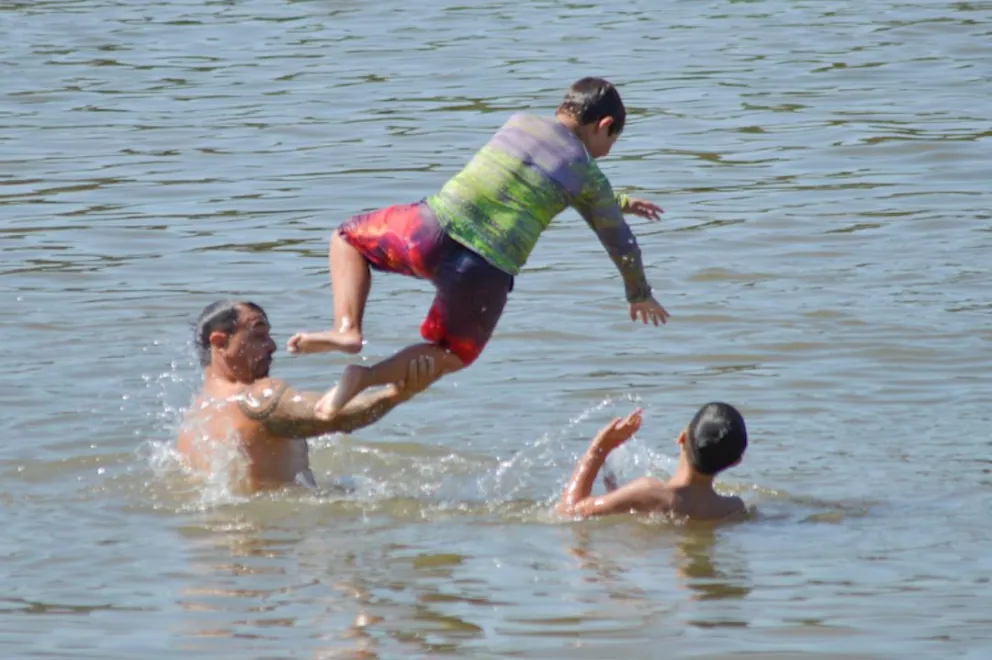 Los veraneantes aprovechan el calor en la región.