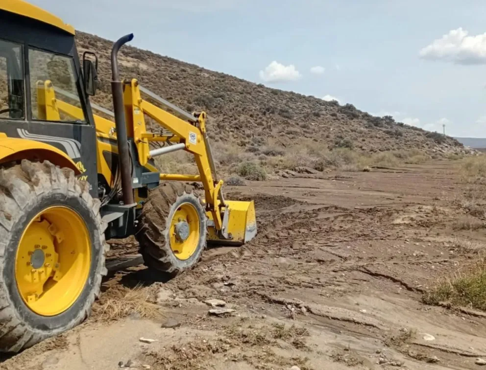 Máquinas viales en pleno proceso de limpieza de vías que quedaron tapadas por el barro. (Foto gentileza)