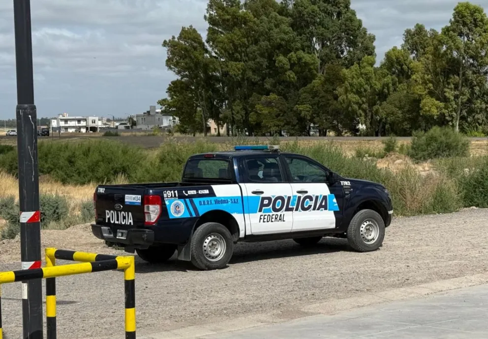 Había dos patrullas en la entrada de la ruta 3, lo que despertó la curiosidad de vecinos. Foto NoticiasNet. 