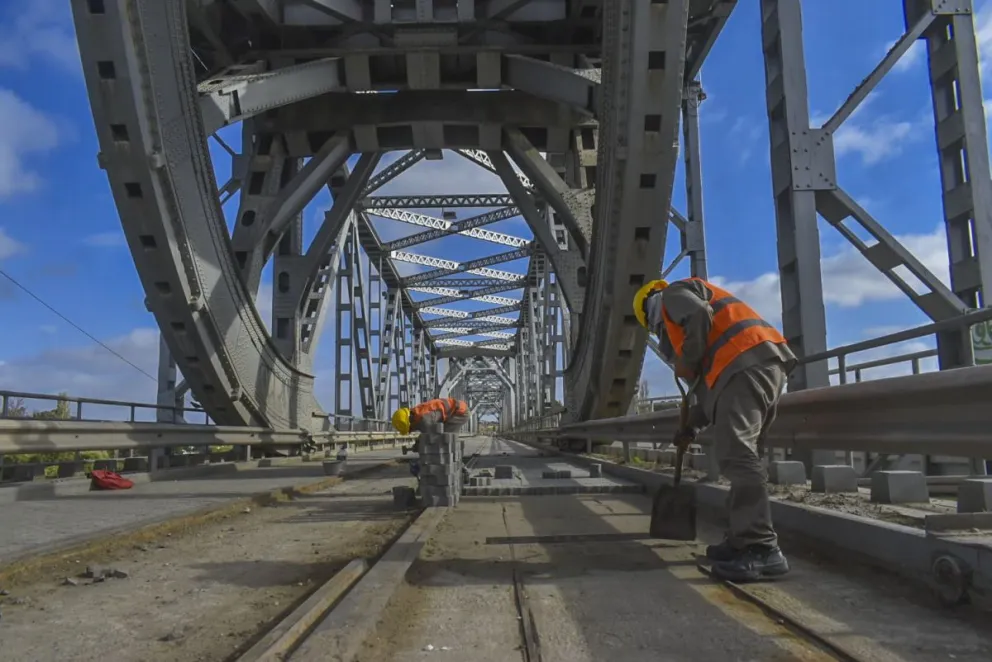 Obras necesarias en el puente ferrocarretero por el avanzado deterioro. Fotos: Vanesa Schwemmler
